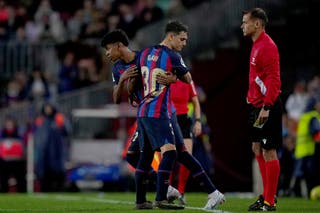 Lamin Yamal reemplazó a Xavi en su debut en abril de 2023 y se convirtió en el jugador más joven del siglo del Barcelona.